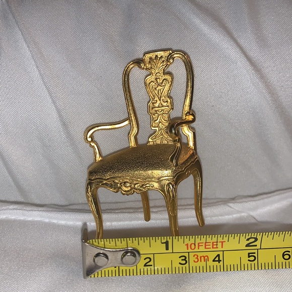 Vintage JJ brushed, gold realtor pin, beautiful Brooch. Looking for a new home! - Picture 3 of 8